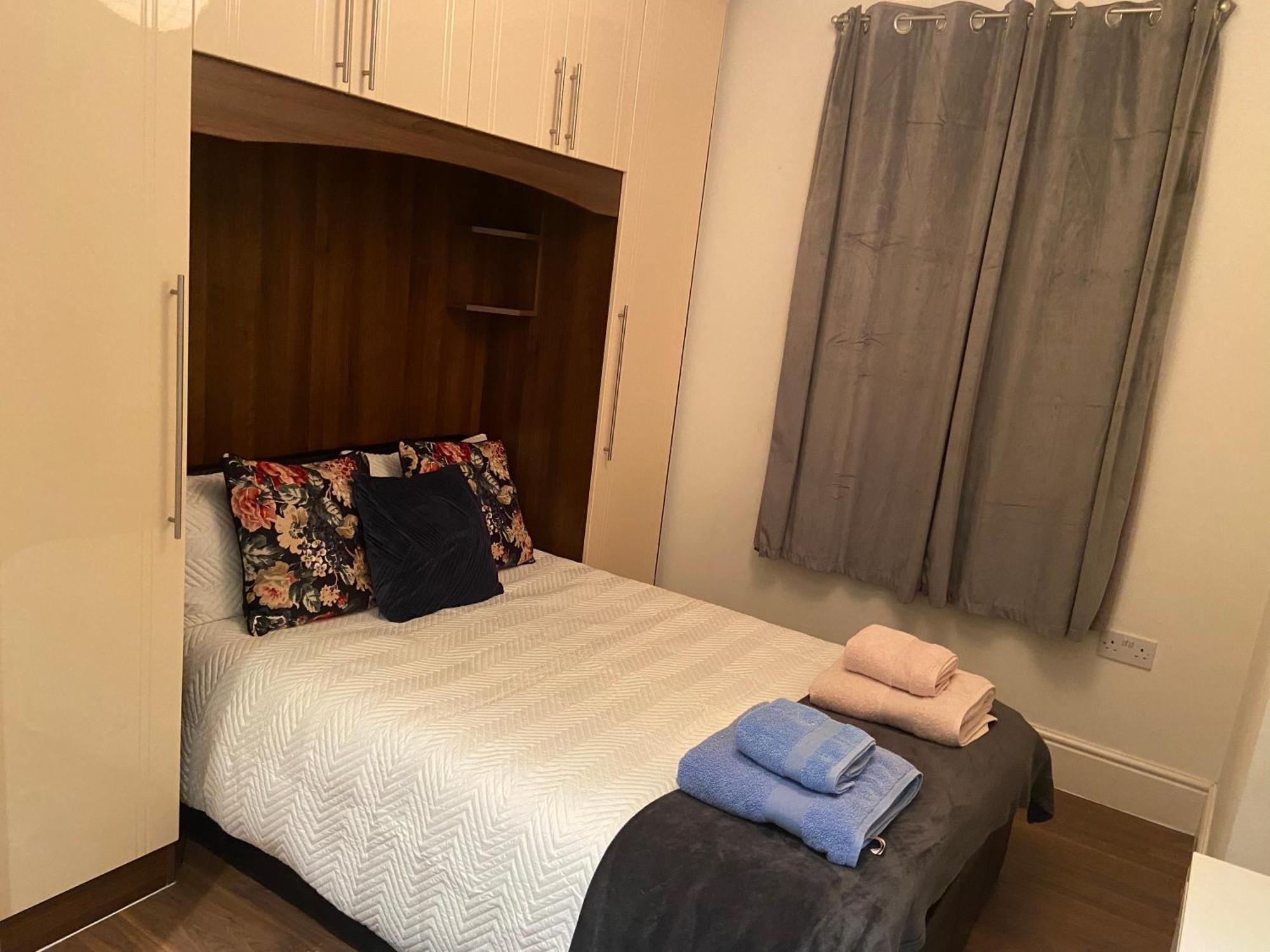 Notting Hill Next Door Bedroom In The Share Flat Londres Exterior foto